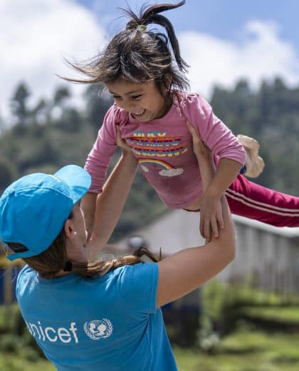 Le 28 septembre 2023, à Quiche au Guatemala, Pilar, responsable de la communication de l'UNICEF, joue avec Maria, âgée de 5 ans. © UNICEF/UNI484371/Flores