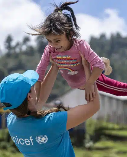 Le 28 septembre 2023, à Quiche au Guatemala, Pilar, responsable de la communication de l'UNICEF, joue avec Maria, âgée de 5 ans. © UNICEF/UNI484371/Flores