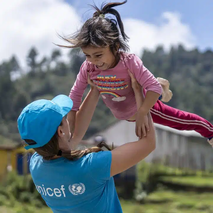 Le 28 septembre 2023, à Quiche au Guatemala, Pilar, responsable de la communication de l'UNICEF, joue avec Maria, âgée de 5 ans. © UNICEF/UNI484371/Flores
