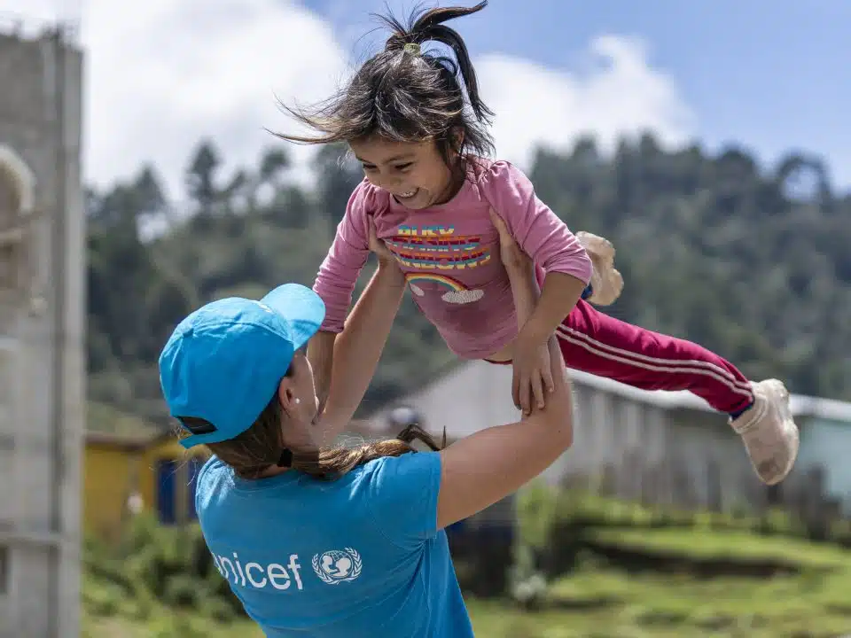 Le 28 septembre 2023, à Quiche au Guatemala, Pilar, responsable de la communication de l'UNICEF, joue avec Maria, âgée de 5 ans. © UNICEF/UNI484371/Flores