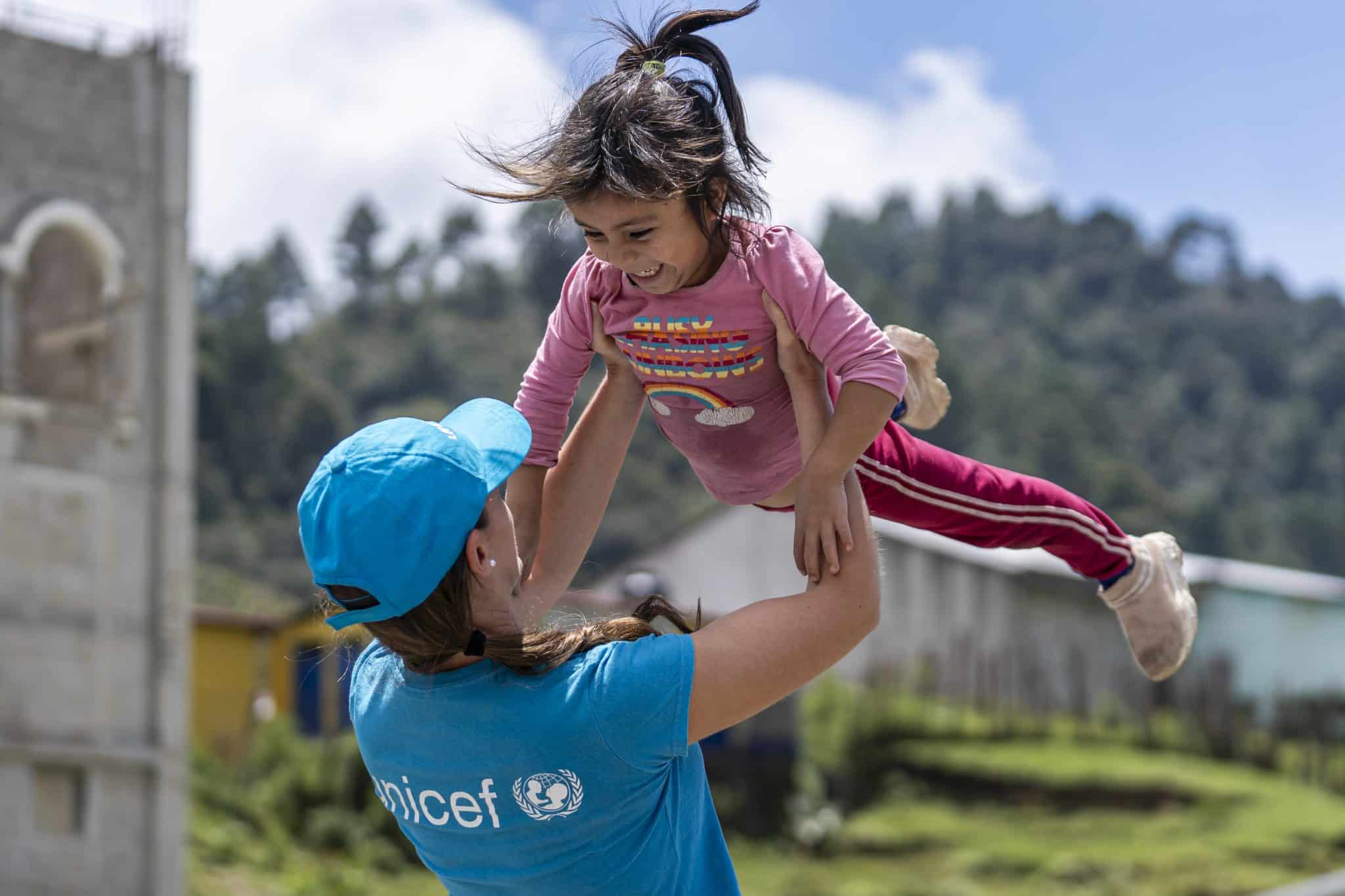 Le 28 septembre 2023, à Quiche au Guatemala, Pilar, responsable de la communication de l'UNICEF, joue avec Maria, âgée de 5 ans. © UNICEF/UNI484371/Flores