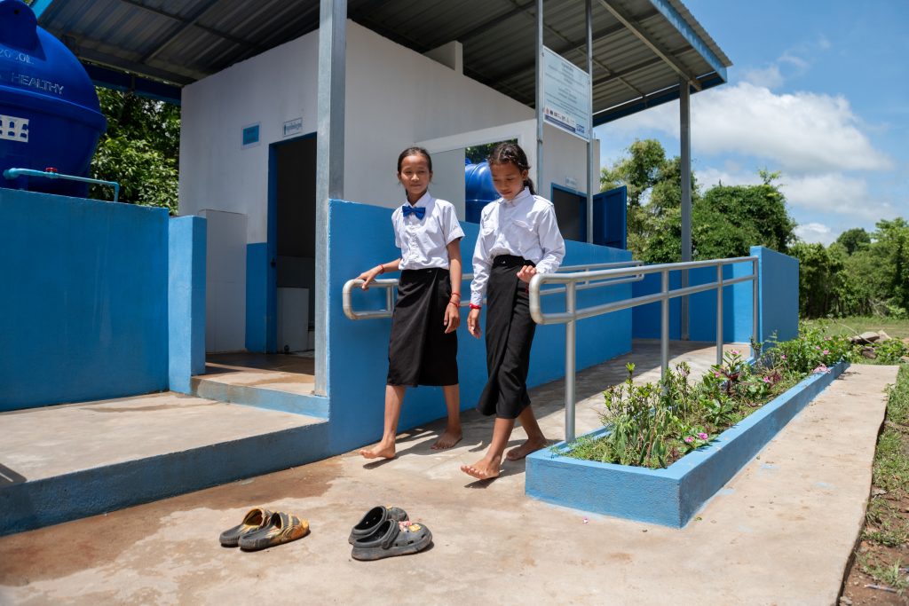Au Cambodge, dans l'école primaire de Sre Chhouk, des élèves bénéficient de meilleures conditions d'hygiène grâce aux nouveaux points d'eau installés par l'UNICEF et ses partenaires. © UNICEF/UNI630625/Rotzoll