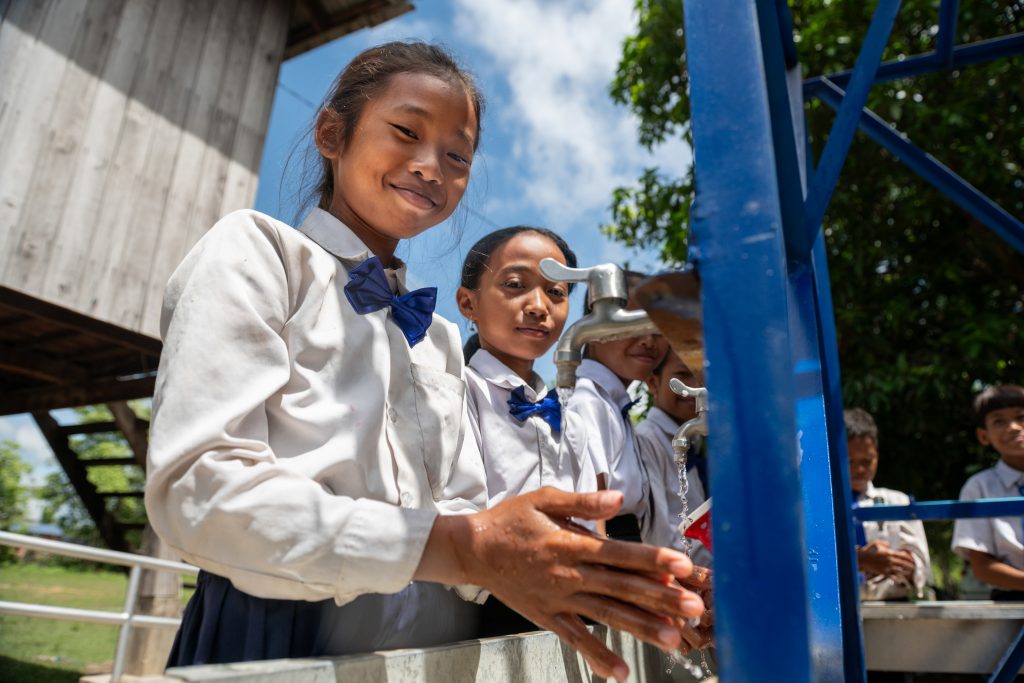 Au Cambodge, dans l'école primaire de Sre Chhouk, des élèves se lavent les mains grâce aux nouveaux points d'eau installés par l'UNICEF et ses partenaires. © UNICEF/UNI630741/Rotzoll