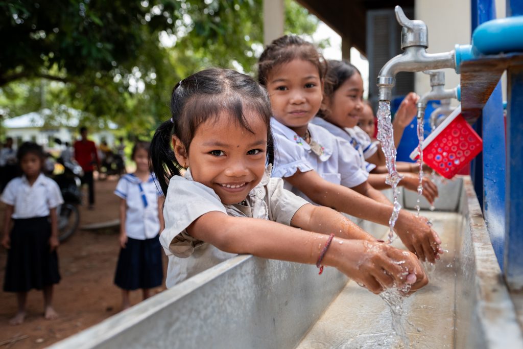 Au Cambodge, dans l'école primaire de Sre Chhouk, des élèves se lavent les mains grâce aux nouveaux points d'eau installés par l'UNICEF et ses partenaires. © UNICEF/UNI630751/Rotzoll