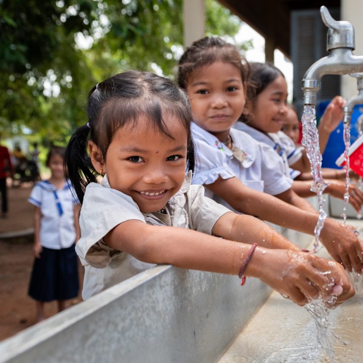 Au Cambodge, dans l'école primaire de Sre Chhouk, des élèves se lavent les mains grâce aux nouveaux points d'eau installés par l'UNICEF et ses partenaires. © UNICEF/UNI630751/Rotzoll