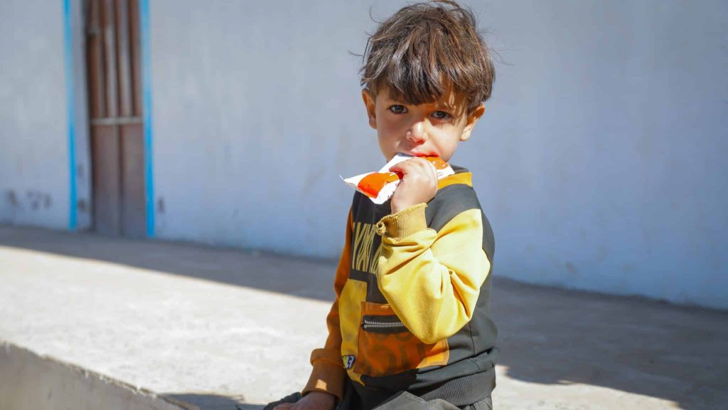 Adham, 4 ans, reçoit des soins à la clinique mobile soutenue par l'UNICEF à Dhamar, Yémen. © UNICEF/UNI736173/Haleem