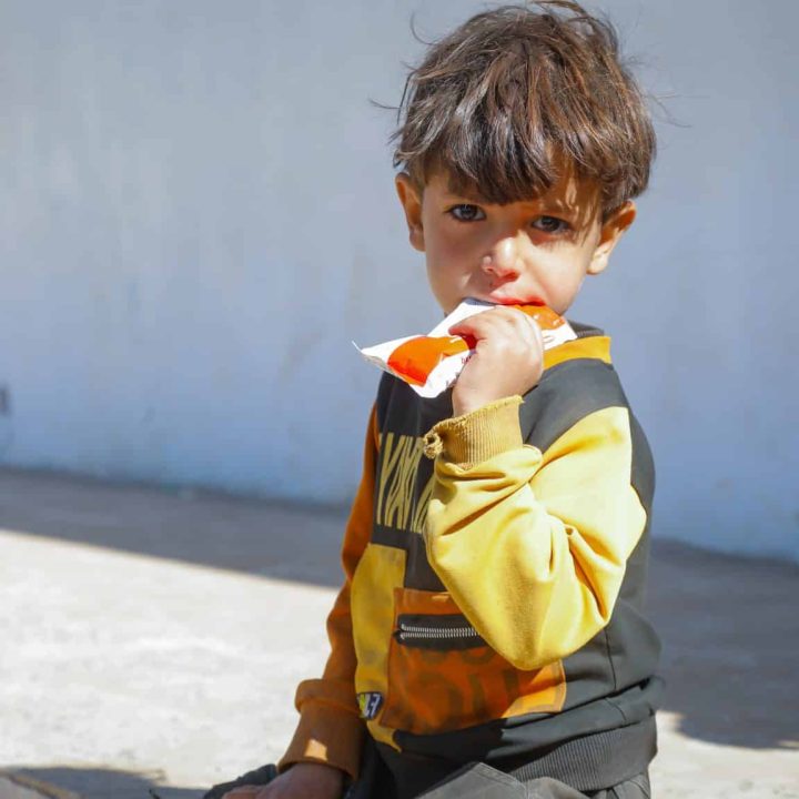 Adham, 4 ans, reçoit des soins à la clinique mobile soutenue par l'UNICEF à Dhamar, Yémen. © UNICEF/UNI736173/Haleem