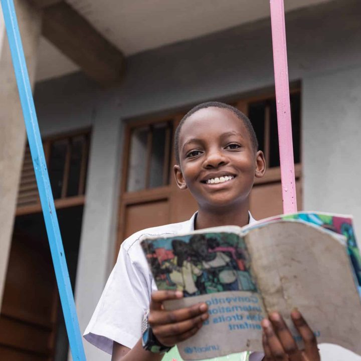 Précieuse, 14 ans, découvre les droits de l'enfant dans la cour de son école à Goma, dans le Nord-Kivu, en RDC, le 7 mai 2025. © UNICEF/UNI806274/Ushindi