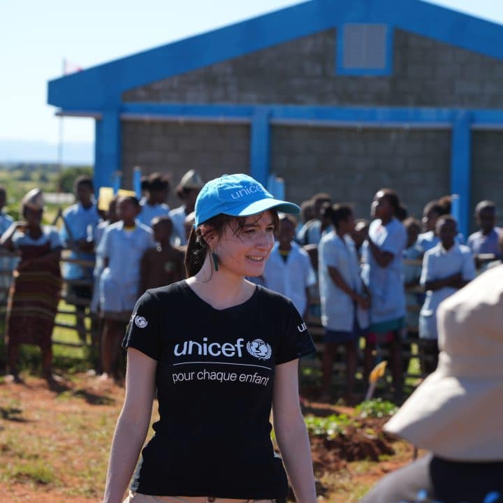 L'autrice Mélissa Da Costa visite le potager de l'école de l'écovillage d'Ankaranabo, à Madagascar. © UNICEF/UNI818576/Zumstein