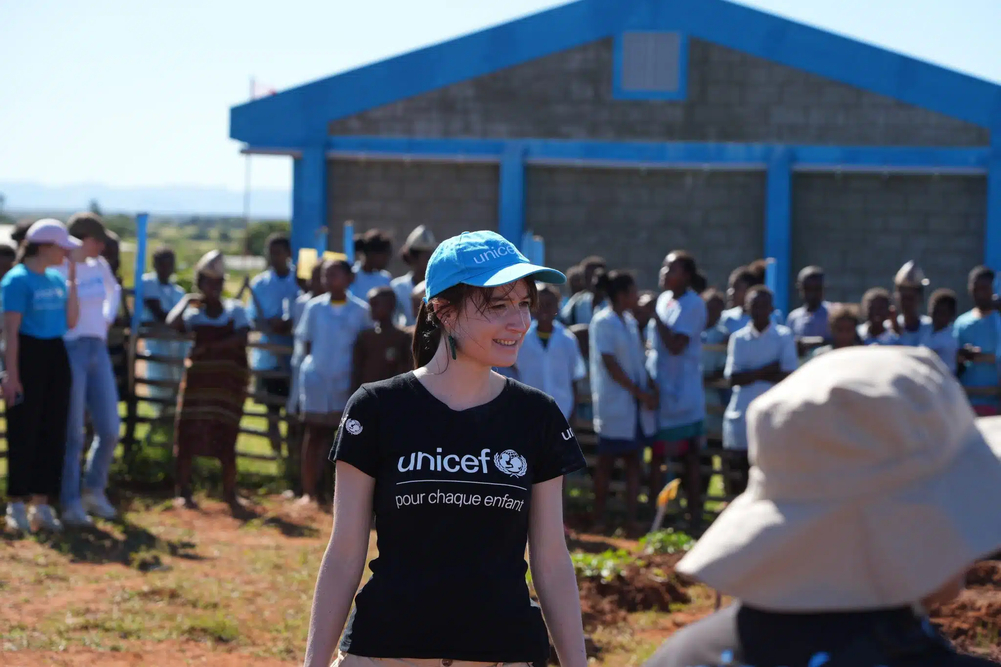 L'autrice Mélissa Da Costa visite le potager de l'école de l'écovillage d'Ankaranabo, à Madagascar. © UNICEF/UNI818576/Zumstein