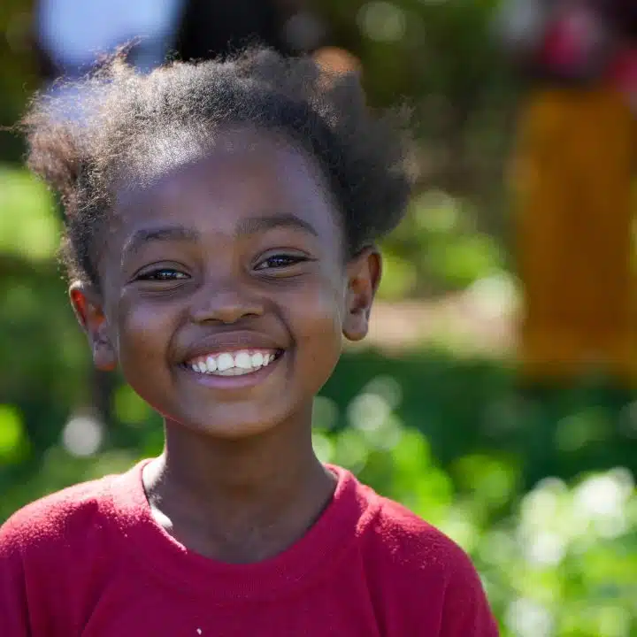 [Changement climatique - Madagascar] Visite de Mélissa Da Costa et Audrey Petit à Madagascar. Plusieurs programmes de l'écovillage dont le potager ont été financés par les recettes du livre de Mélissa Da Costa "La faiseuse d'étoiles" publié au Livre de Poche. © UNICEF France/Zumstein