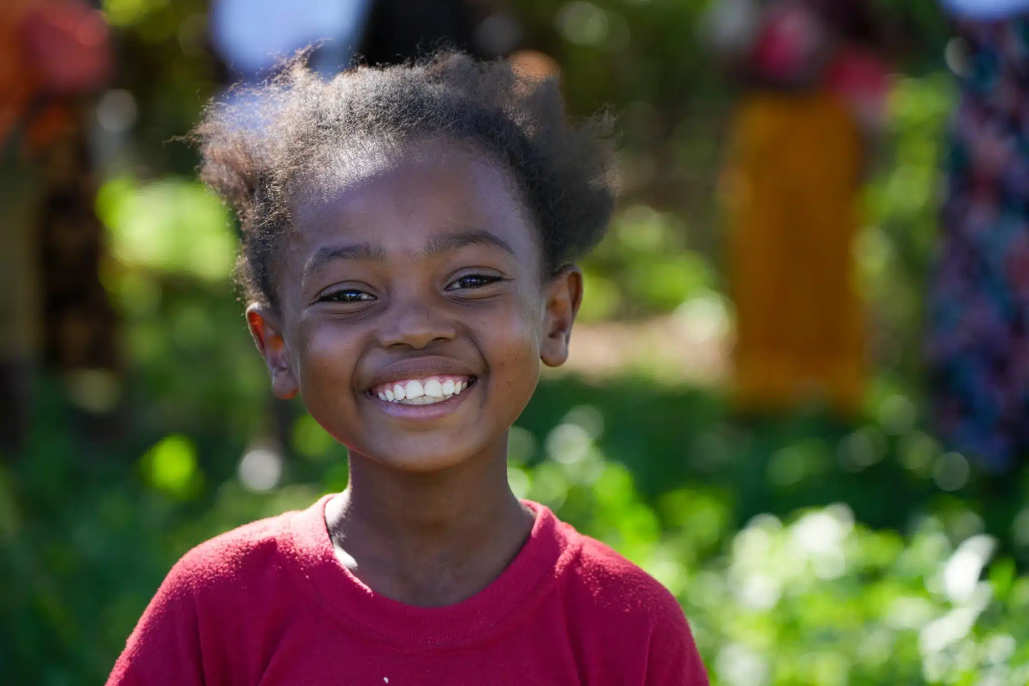 [Changement climatique - Madagascar] Visite de Mélissa Da Costa et Audrey Petit à Madagascar. Plusieurs programmes de l'écovillage dont le potager ont été financés par les recettes du livre de Mélissa Da Costa 