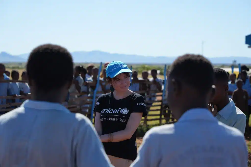 [Changement climatique - Madagascar] L'autrice Mélissa Da Costa, visite le potager de l'école de l'écovillage d'Ankaranabo.