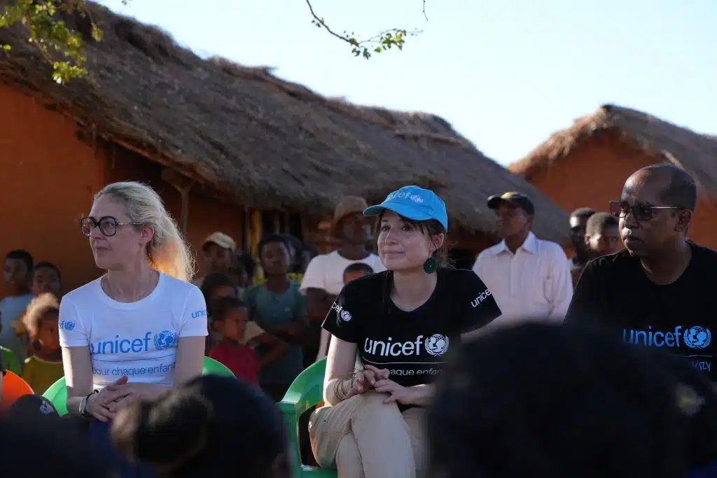 [Changement climatique - Madagascar] Dans l’écovillage d’Ankaranabo, l’autrice Mélissa Da Costa, ambassadrice de l'UNICEF (France) et la directrice éditoriale du Livre de poche, Audrey Petit assistent à une réunion de développement de la petite enfance au sein du site communautaire . Plusieurs programmes de l'écovillage dont un point d'eau, des toilettes et des équipements solaires, ont été financés par les recettes du livre de Mélissa Da Costa 