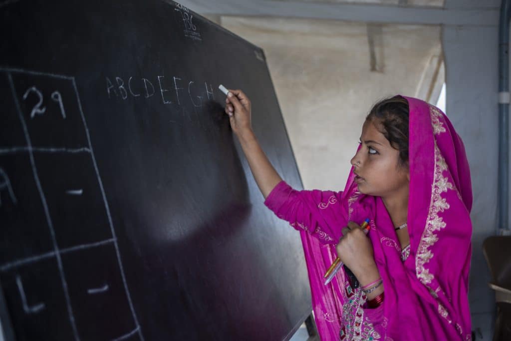 En raison du manque d'eau potable dans son village au Pakistan, Farzana, 12 ans, marchait 7 kilomètres jusqu'à la source d'eau potable la plus proche et ce, parfois trois fois par jour. Résultat, elle a manqué quatre ans d'école. © UNICEF/UNI535306/Bashir