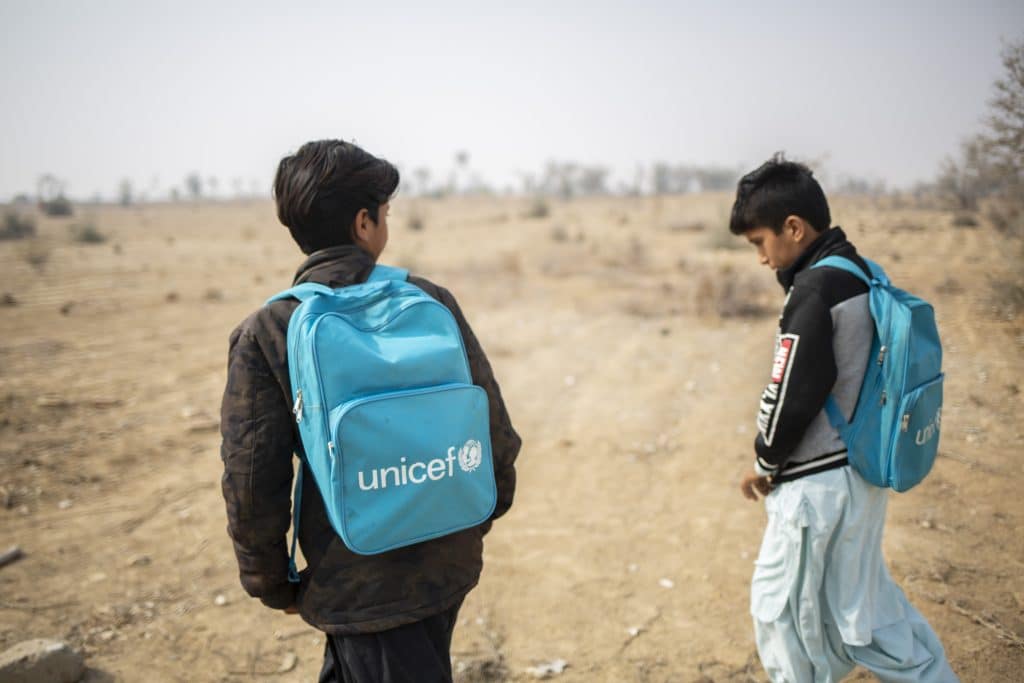 Au Pakistan, l'UNICEF et ses partenaires, ont reconstruit une école afin de permettre aux enfants de continuer à apprendre après les inondations qui ont frappé le pays en 2022. © UNICEF/UNI539817/Bashir