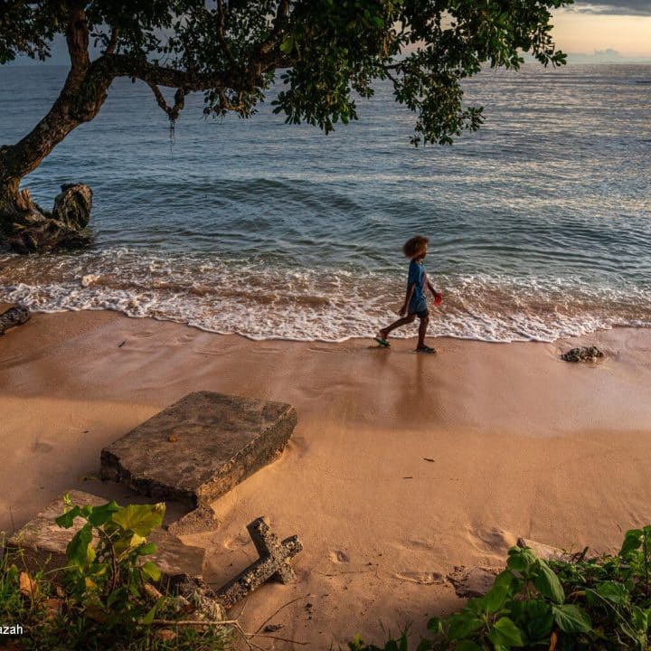 Une jeune fille marche sur une des plages touchées par l'érosion dans le village de Lilisiana, sur l'île de Malaita, dans les Îles Salomon.© UNICEF/UNI690856/Ijazah