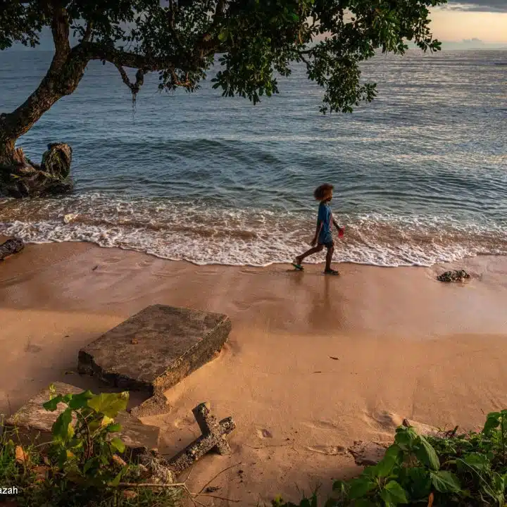 Une jeune fille marche sur une des plages touchées par l'érosion dans le village de Lilisiana, sur l'île de Malaita, dans les Îles Salomon.© UNICEF/UNI690856/Ijazah