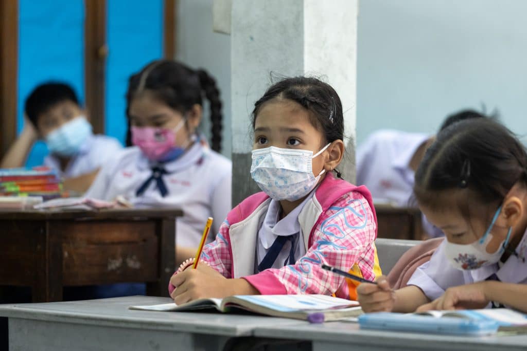 A Bangkok, à cause du pic de pollution de l'air, des élèves portent des masques anti-PM 2,5 par mesure de précaution. © UNICEF/UNI715013/Janthong