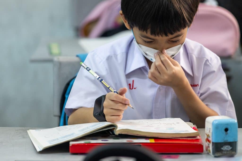 A Bangkok, à cause du pic de pollution de l'air, des élèves portent des masques anti-PM 2,5 par mesure de précaution. © UNICEF/UNI715015/Janthong
