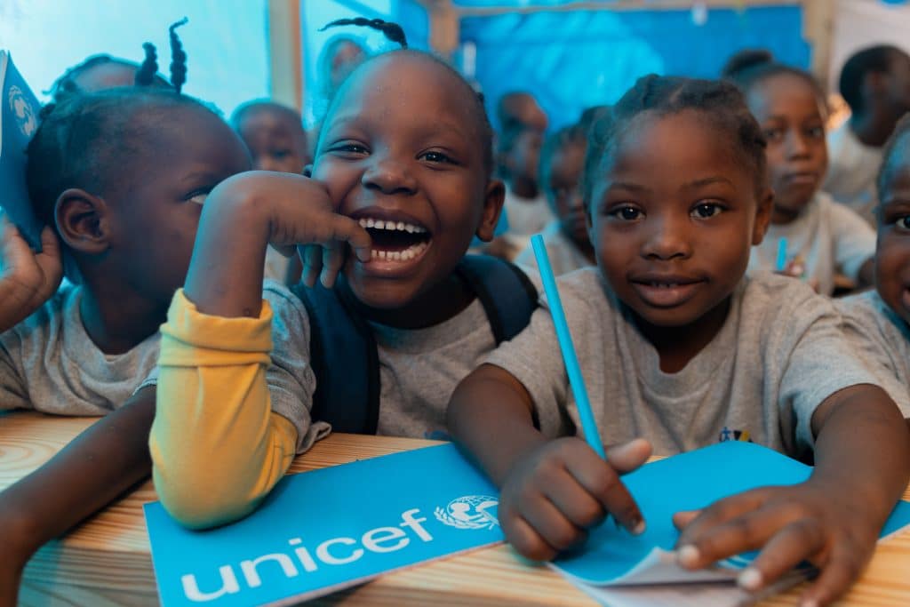 Des enfants assistent à un cours dispensé par l'UNICEF dans le camps de déplacés Jean-Marie César, à Port-au-Prince, Haïti, janvier 2025. © UNICEF/UNI738669/Erol