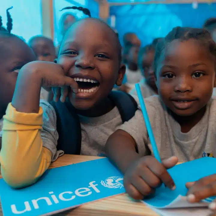 Des enfants assistent à un cours dispensé par l'UNICEF dans le camps de déplacés Jean-Marie César, à Port-au-Prince, Haïti, janvier 2025. © UNICEF/UNI738669/Erol