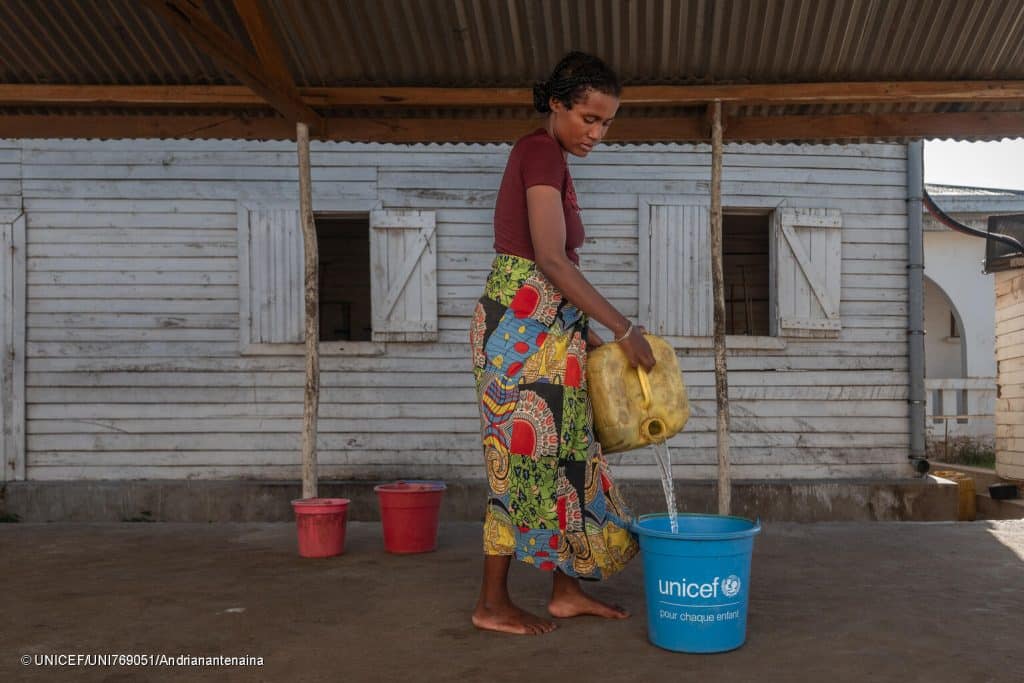A Madagascar, un des pays les plus affectés par le changement climatique, l'UNICEF apporte une aide vitale aux populations. © UNICEF/UNI769051/Andrianantenaina
