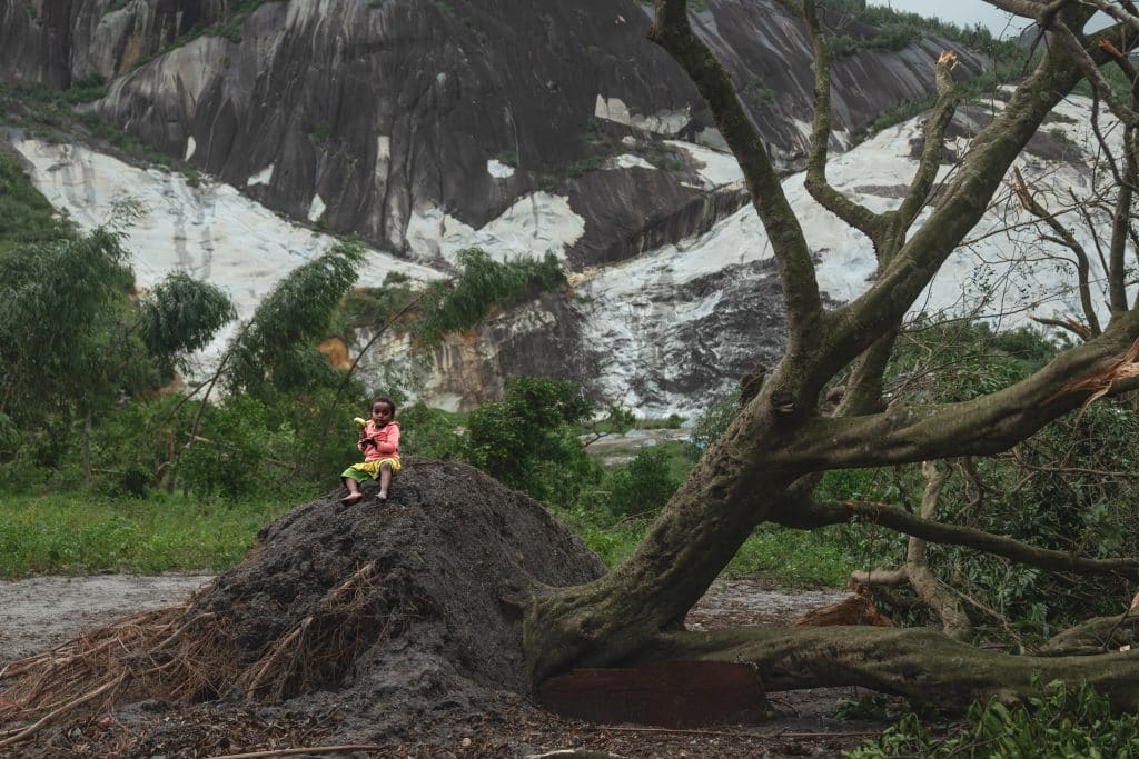 Le 16 mars 2025, à Bezavona, dans la région Anosy à Madagascar, un enfant est assis sur un arbre déraciné par la violente tempête qui a frappé la région. © UNICEF/UNI769223/Andrianantenaina