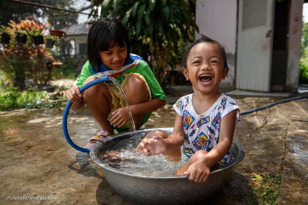 En Thaïlande, des enfants se rafraîchissent pour mieux supporter la chaleur. Selon l'indice mondial des risques climatiques, la Thaïlande est le 9e pays le plus touché par le réchauffement climatique. En 2021, environ 10,3 millions d'enfants, soit environ 3 sur 4 en Thaïlande, ont été exposés à une fréquence élevée de vagues de chaleur, dont 5,9 millions à une exposition sévère. © UNICEF/UNI787945/Roisri