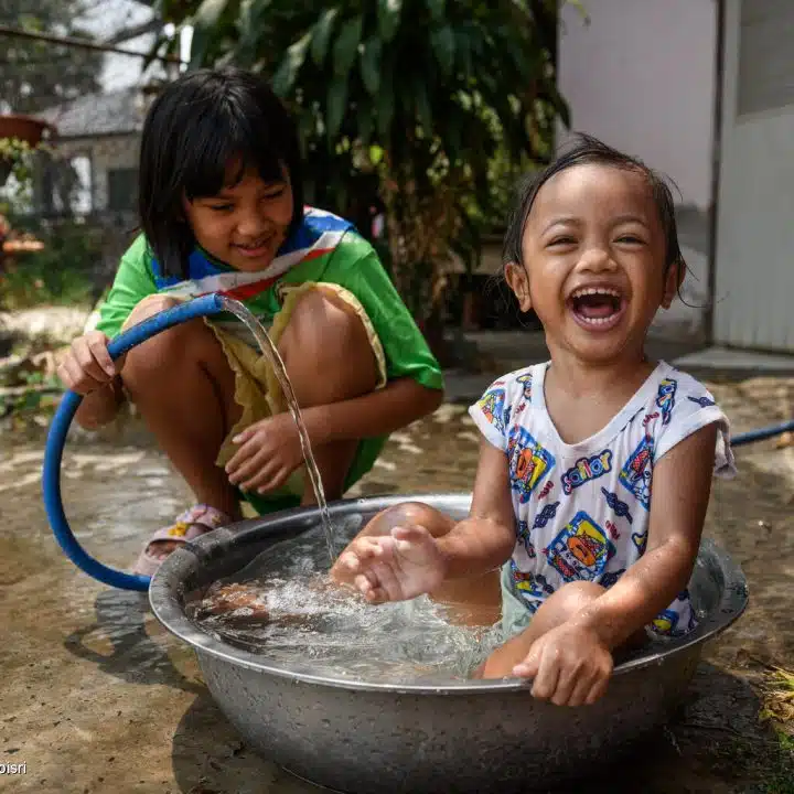 En Thaïlande, des enfants se rafraîchissent pour mieux supporter la chaleur. Selon l'indice mondial des risques climatiques, la Thaïlande est le 9e pays le plus touché par le réchauffement climatique. En 2021, environ 10,3 millions d'enfants, soit environ 3 sur 4 en Thaïlande, ont été exposés à une fréquence élevée de vagues de chaleur, dont 5,9 millions à une exposition sévère. © UNICEF/UNI787945/Roisri