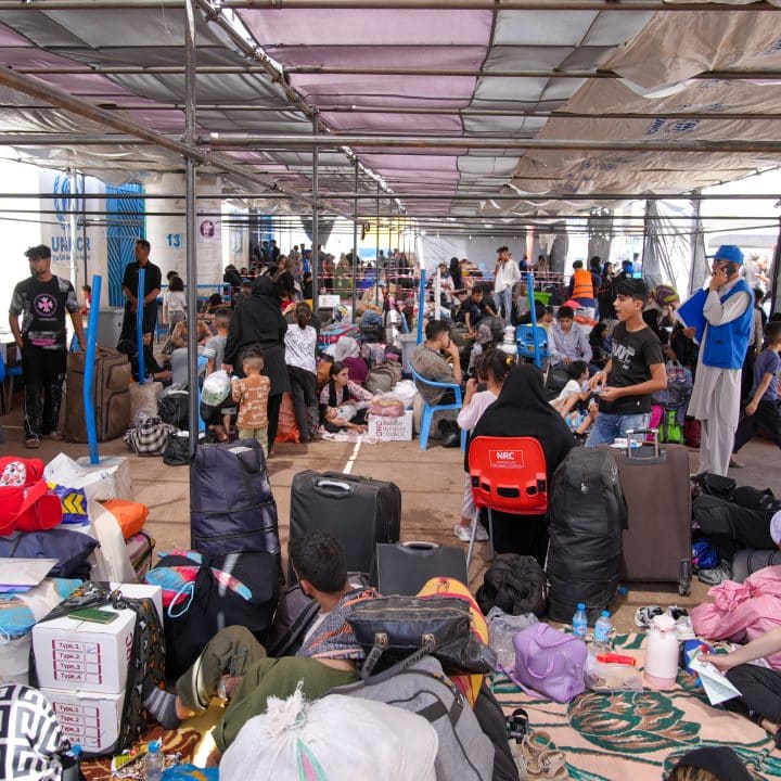 Le 5 août, Ted Chaiban, directeur général adjoint de l'UNICEF pour l'action humanitaire et les opérations d'approvisionnement, visite le centre d'accueil d'Islam Qala, dans l'ouest de l'Afghanistan, près de Herat. © UNICEF/UNI844885/Fazel