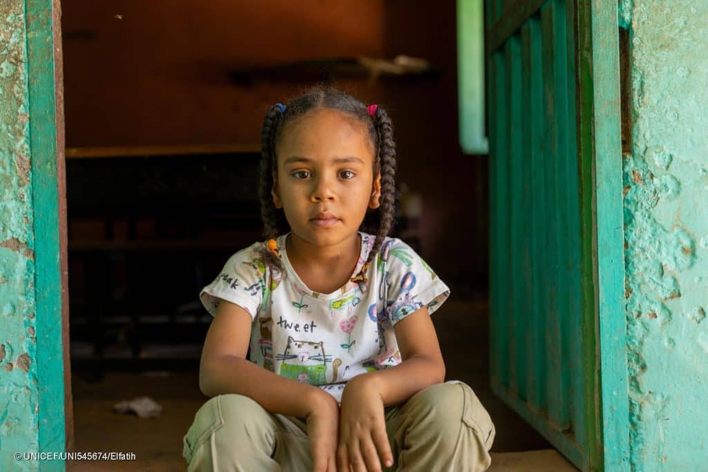 Fatima, 6 ans, originaire de Khartoum, dans l'espace d'apprentissage sécurisé Alshargia, soutenu par l'UNICEF, au Soudan. © UNICEF/UNI545674/Elfatih