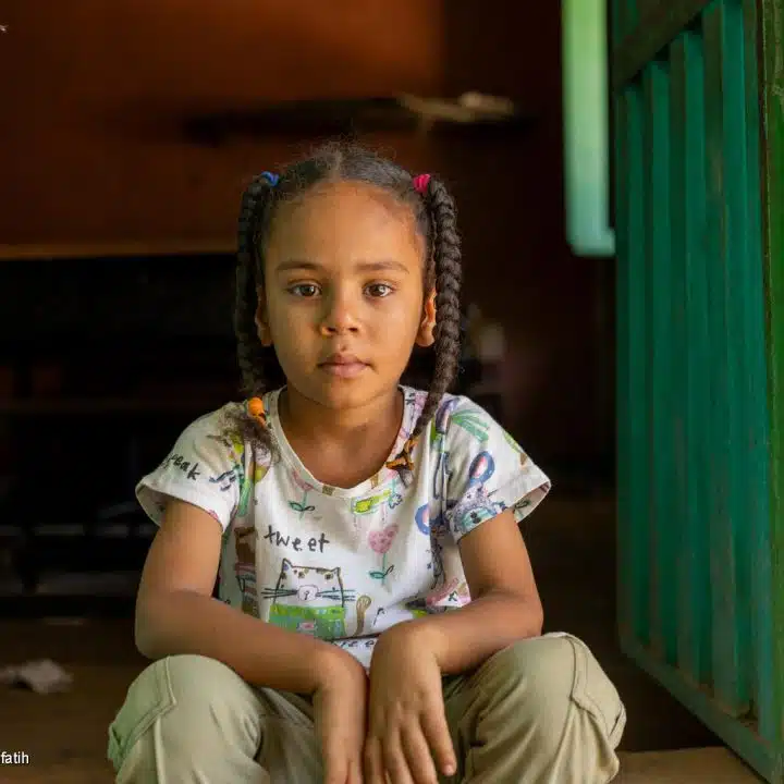 Fatima, 6 ans, originaire de Khartoum, dans l'espace d'apprentissage sécurisé Alshargia, soutenu par l'UNICEF, au Soudan. © UNICEF/UNI545674/Elfatih