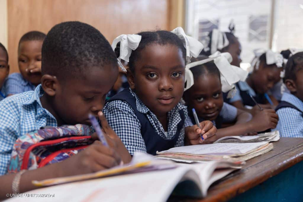 Des élèves de l'école Marie Auxiliatrice assistent aux cours lors d'une visite du porte-parole de l'UNICEF, James Elder, dans une école située à Delmas 45, en Haïti, le 27/01/2025. © UNICEF/UNI738628/Erol