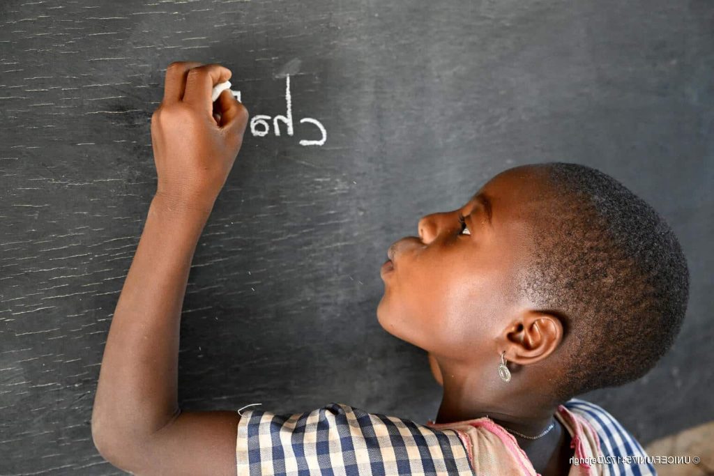 Un enfant dans une salle de classe au sein de l'école primaire publique de Gouélé, dans l'ouest de la Côte d'Ivoire, le 11/02/2025. © UNICEF/UNI754172/Dejongh