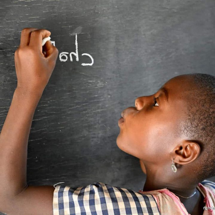 Un enfant dans une salle de classe au sein de l'école primaire publique de Gouélé, dans l'ouest de la Côte d'Ivoire, le 11/02/2025. © UNICEF/UNI754172/Dejongh