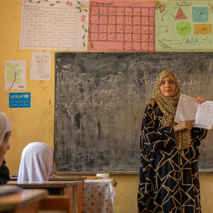 Après avoir suivi un atelier de formation des enseignants dispensé par l'UNICEF, Belghis dispense un cours à ses élèves de première année à l'école Naser Khosraw Balkhi. Mazar, Afghanistan, juin 2025. ©UNICEF/UNI820632/Khayyam