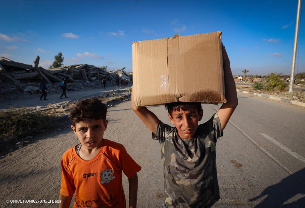À Gaza, des enfants comme Fadi, âgé de 13 ans, sont en charge de trouver un peu de nourriture et de quoi manger au lieu de pouvoir aller à l’école. © UNICEF/UNI827070/El Baba