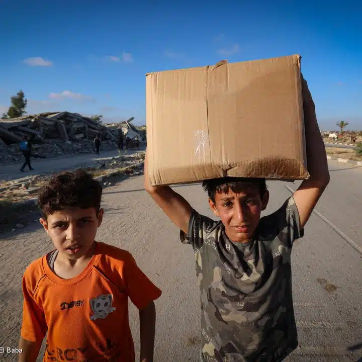 À Gaza, des enfants comme Fadi, âgé de 13 ans, sont en charge de trouver un peu de nourriture et de quoi manger au lieu de pouvoir aller à l’école. © UNICEF/UNI827070/El Baba