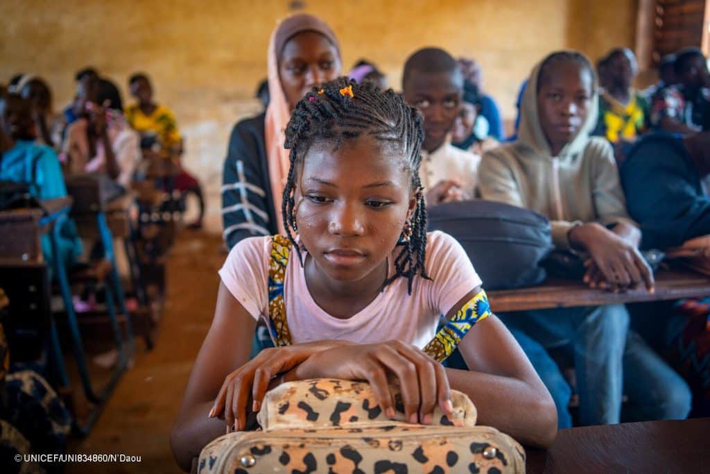 Fanta, 13 ans élève à l'école fondamentale de Dogoduma au Mali, dans une salle de classe le 12/06/2025. © UNICEF/UNI834860/N’Daou