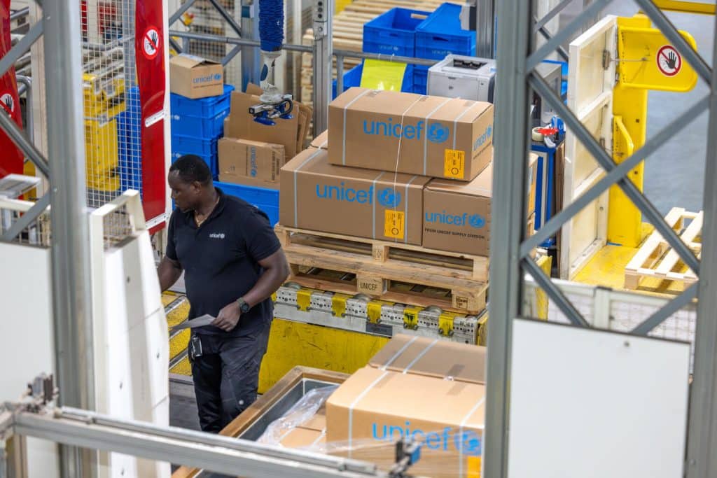 Dans l'entrepôt de Copenhague au Danemark, les équipes de l'UNICEF préparent l'acheminement des fournitures essentielles afin de répondre aux besoins urgents des populations touchées par le séisme en Afghanistan. © UNICEF/UNI856559/Visona