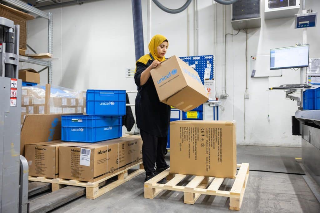 Dans l'entrepôt de Copenhague au Danemark, les équipes de l'UNICEF préparent l'acheminement des fournitures essentielles afin de répondre aux besoins urgents des populations touchées par le séisme en Afghanistan. © UNICEF/UNI856561/Visona