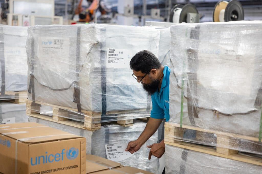 Dans l'entrepôt de Copenhague au Danemark, les équipes de l'UNICEF préparent l'acheminement des fournitures essentielles afin de répondre aux besoins urgents des populations touchées par le séisme en Afghanistan. © UNICEF/UNI856576/Visona