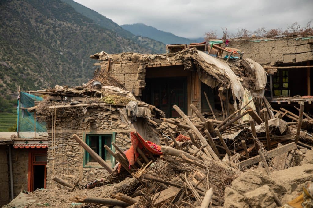 Dans le village de Ghazi Abad, dans la province de Kundar, plusieurs maisons ont été détruites par le puissant séisme de magnitude 6 qui a frappé l'est de l'Afghanistan la nuit du 31 août 2025. © UNICEF/UNI856952/Meerzad