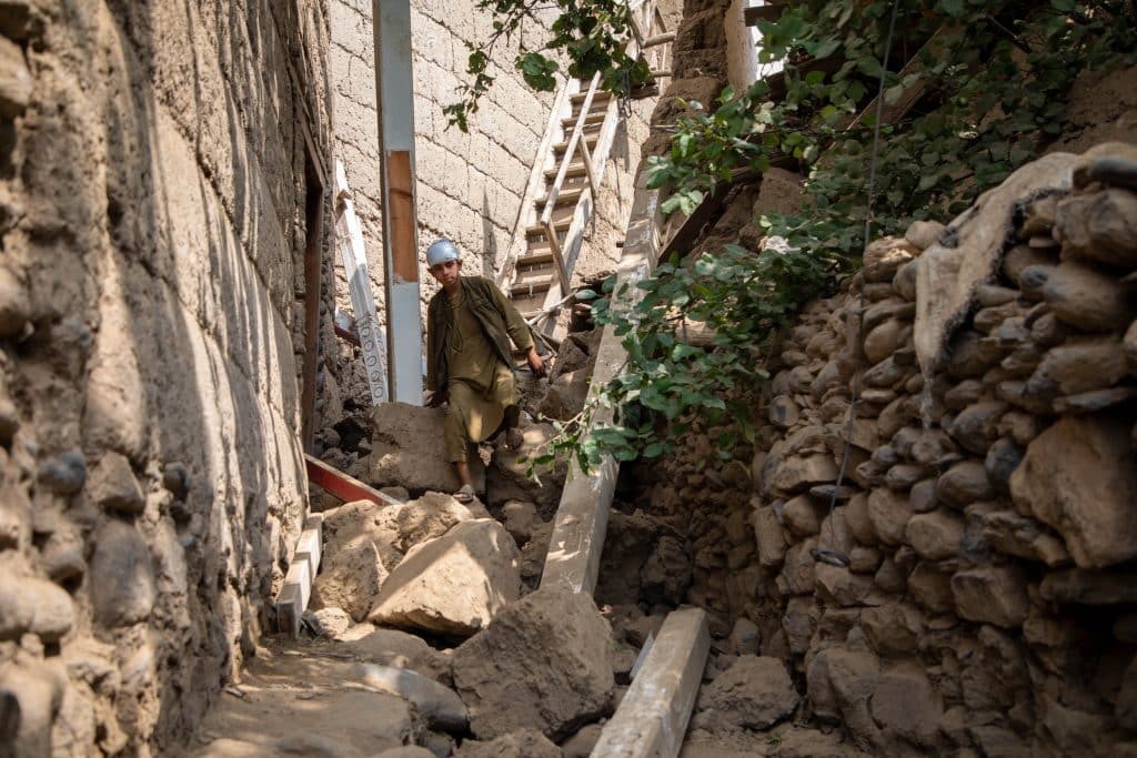 Dans le village de Ghazi Abad, dans la province de Kundar, ce garçon se tient devant sa maison détruite par le puissant séisme de magnitude 6 qui a frappé l'est de l'Afghanistan la nuit du 31 août 2025. © UNICEF/UNI856955/Meerzad