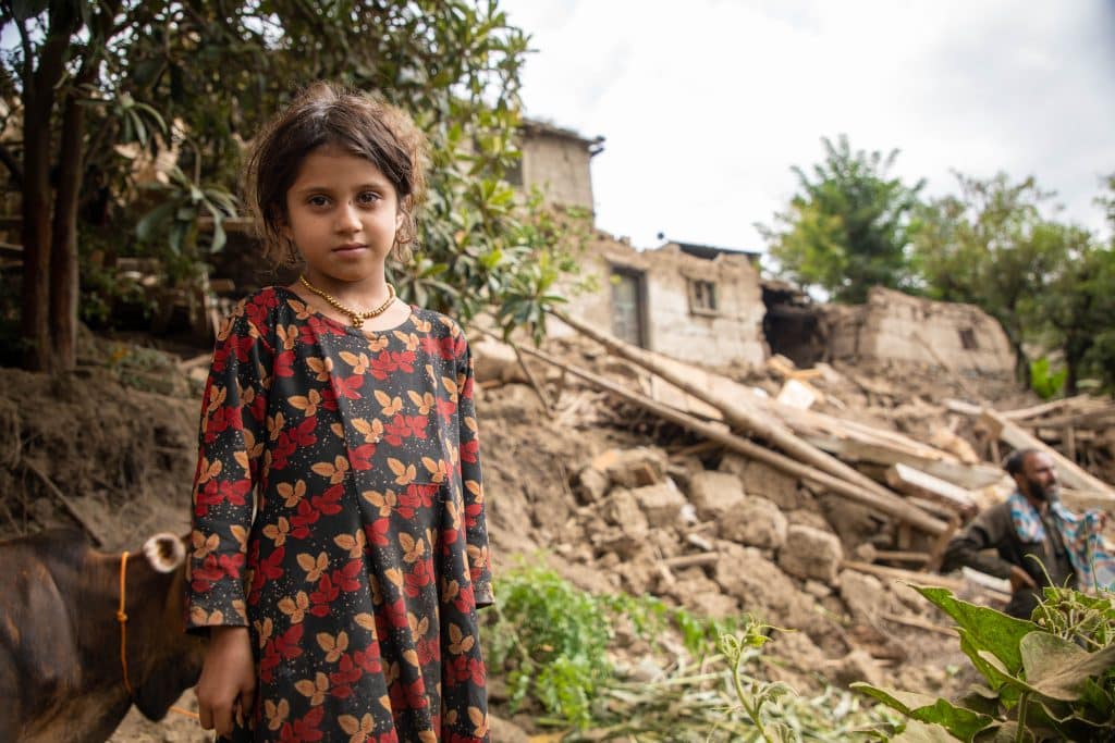 Dans le village de Ghazi Abad, dans la province de Kundar, cette jeune fille se tient devant sa maison détruite par le puissant séisme de magnitude 6 qui a frappé l'est de l'Afghanistan la nuit du 31 août 2025. © UNICEF/UNI856956/Meerzad