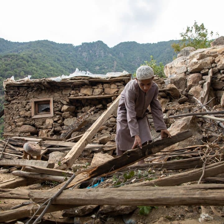 séisme Afghanistan enfant maison détruite tremblement de terre
