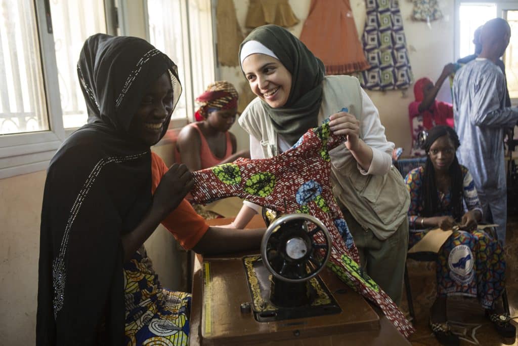 L'ambassadrice de bonne volonté de l'UNICEF, Muzoon Almellehan, échange avec des femmes et des filles dans un centre d'accueil pour les victimes de violences sexuelles et sexistes à Bamako, au Mali. © UNICEF/UN0338144/Keïta