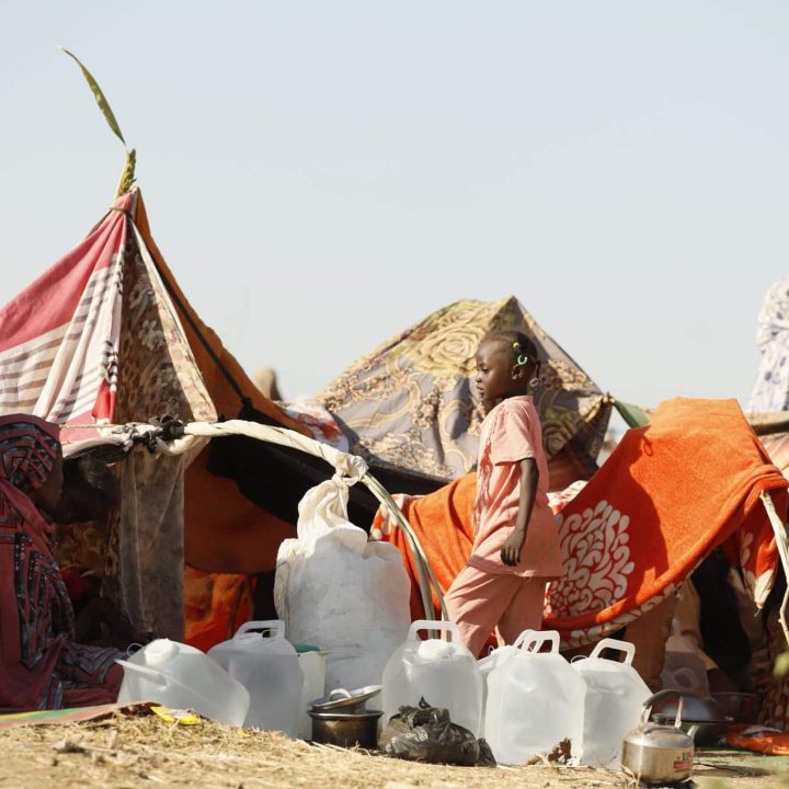 Le 27 octobre 2025, des enfants et des familles venus d'Al Fasher trouvent refuge dans un camp de déplacés à Tawila. © UNICEF/UN0860187/Jamal
