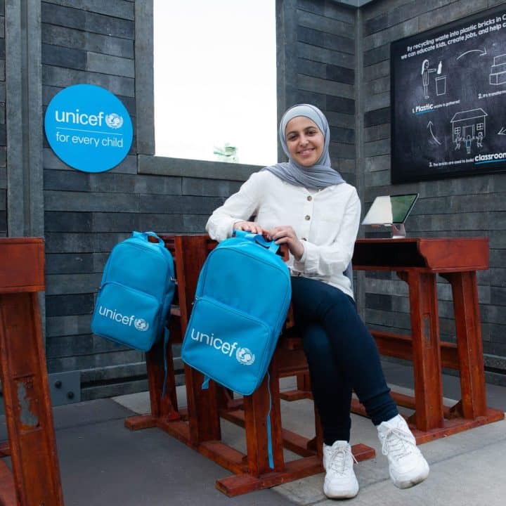 Le 24 septembre 2019, l'ambassadrice de bonne volonté de l'UNICEF, Muzoon Almellehan, visite la salle de classe en plastique recyclé installée au siège des Nations Unies pendant l'Assemblée générale annuelle. © UNICEF/UNI208370/McIlwaine